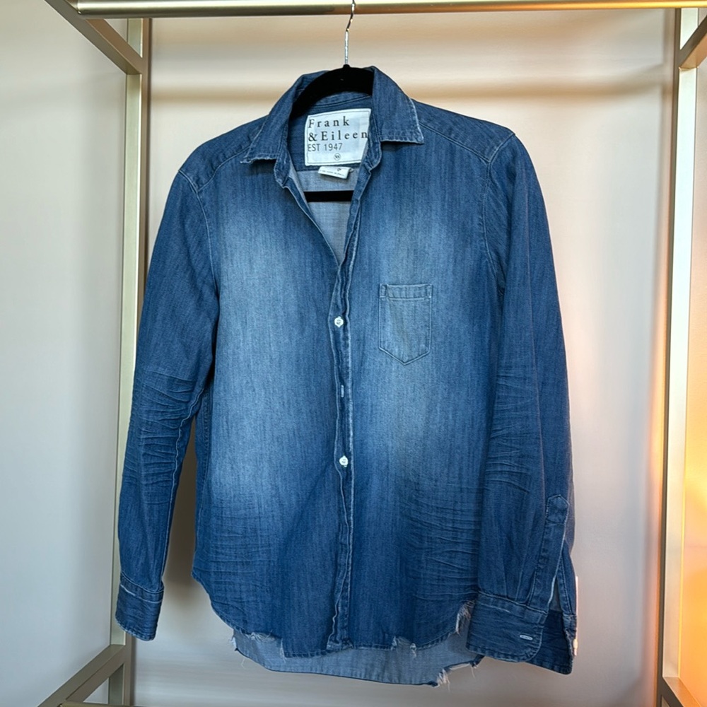 Frank and Eileen xs Eileen button down in distressed denim